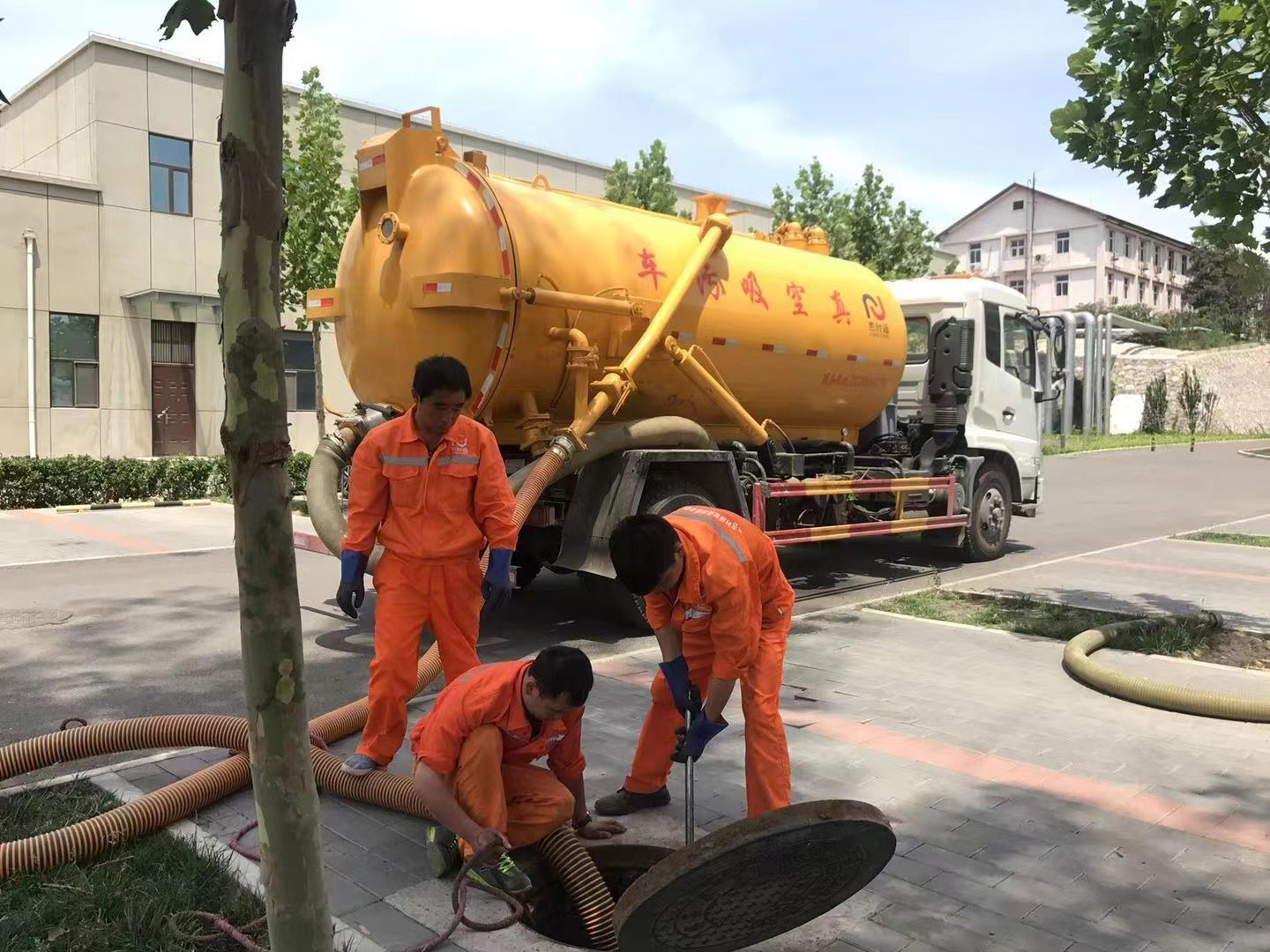 和舍镇化粪池清理与5-8吨吸粪车施工效率分析